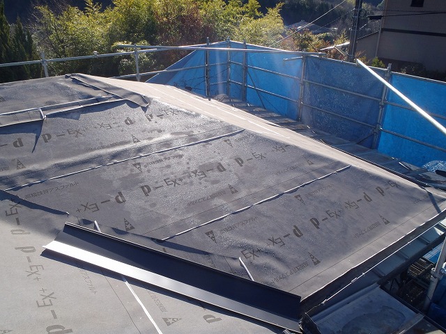 緑区で葺き替え工事を実施、雨漏りを防ぐため谷板金・受け材の桟木・ルーガを設置